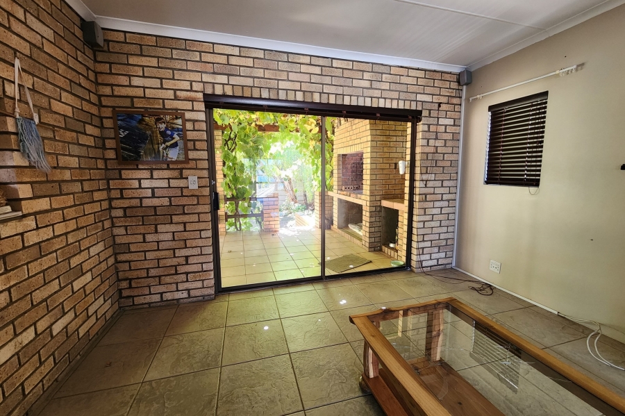 6 Bedroom Property for Sale in Wavecrest Eastern Cape